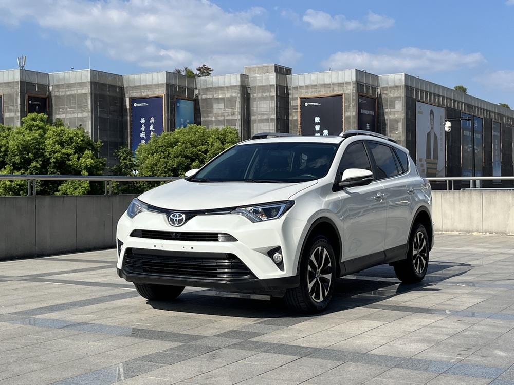 Toyota RAV4 2016 — фото автомобиля