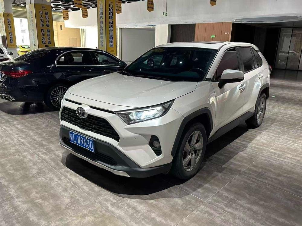 Toyota RAV4 2022 — фото автомобиля 1