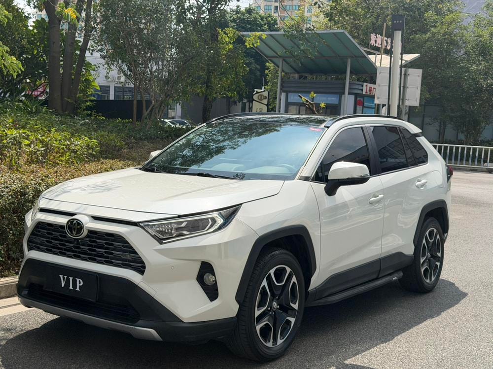 Toyota RAV4 2020 — фото автомобиля