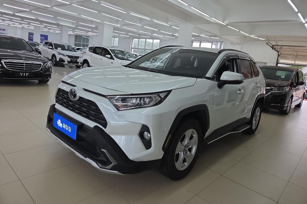 Toyota RAV4 2021 — фото автомобиля 1