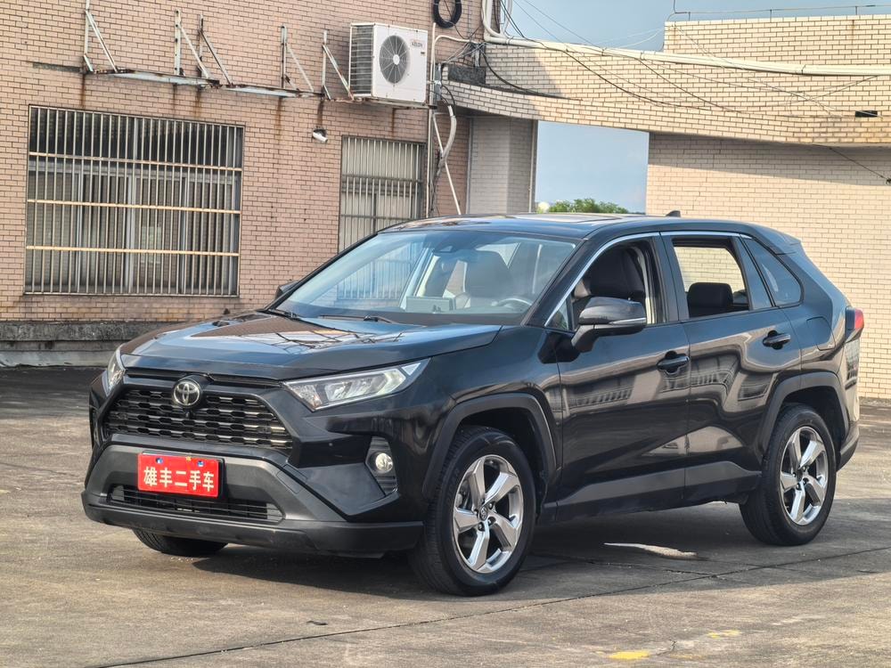 Toyota RAV4 2023 — фото автомобиля 1