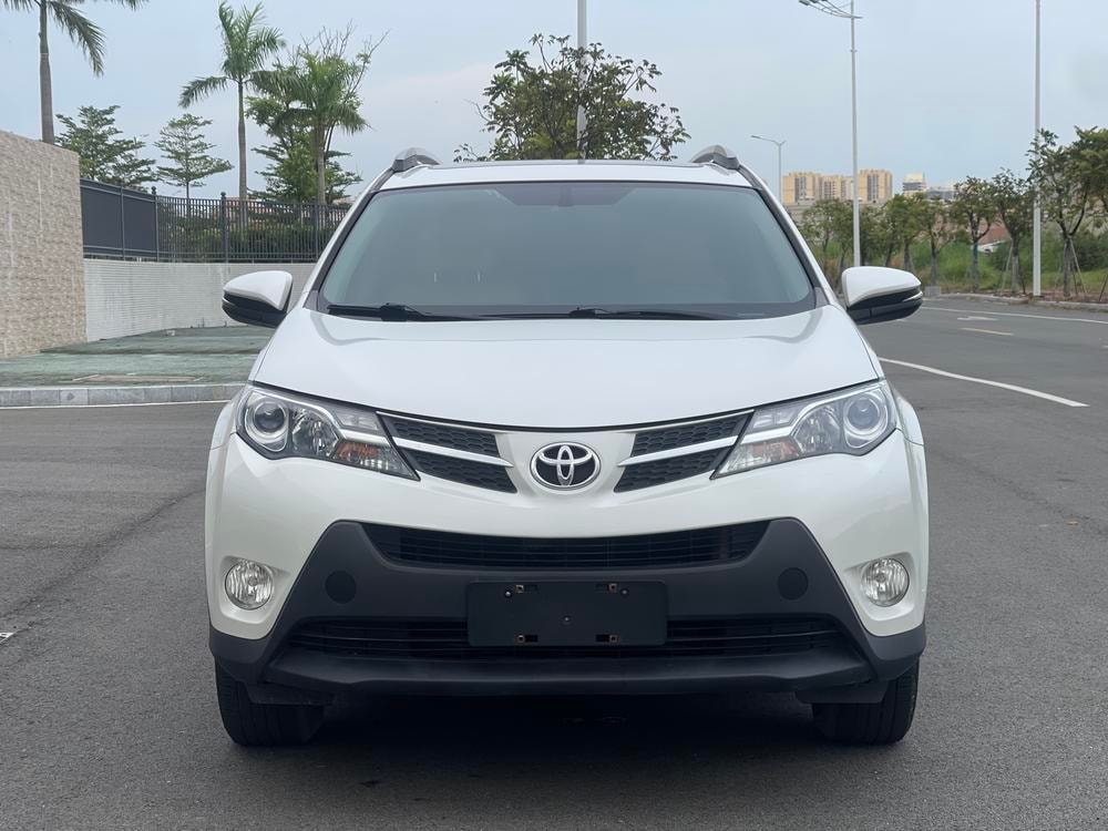 Toyota RAV4 2015 — фото автомобиля