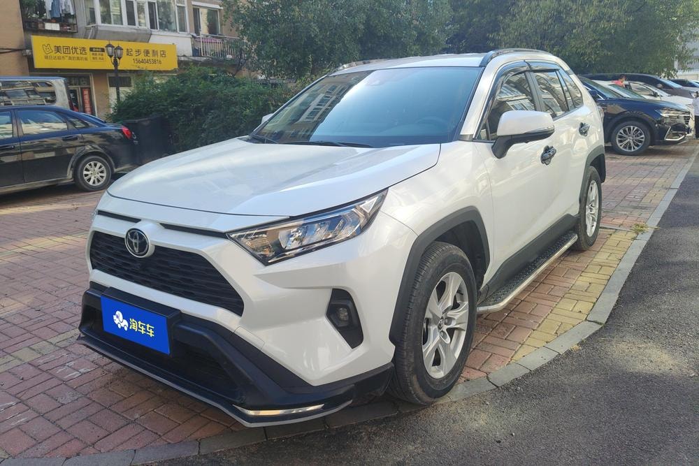 Toyota RAV4 2023 — фото автомобиля 1