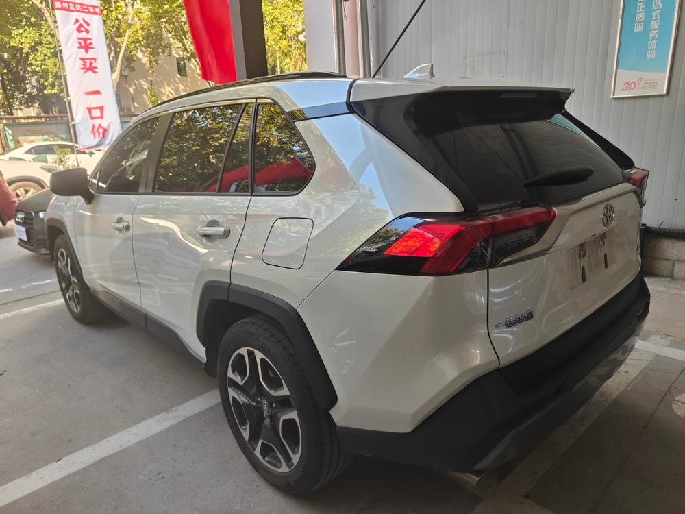 Toyota RAV4 2021 — фото автомобиля