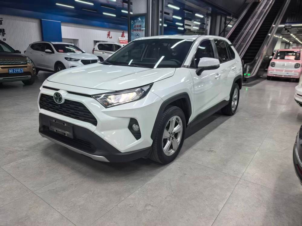 Toyota RAV4 2021 — фото автомобиля 1
