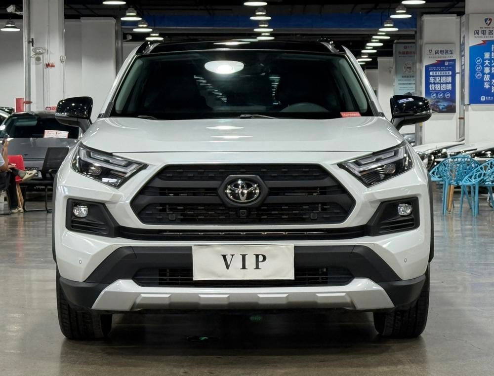 Toyota RAV4 2024 — фото автомобиля 1