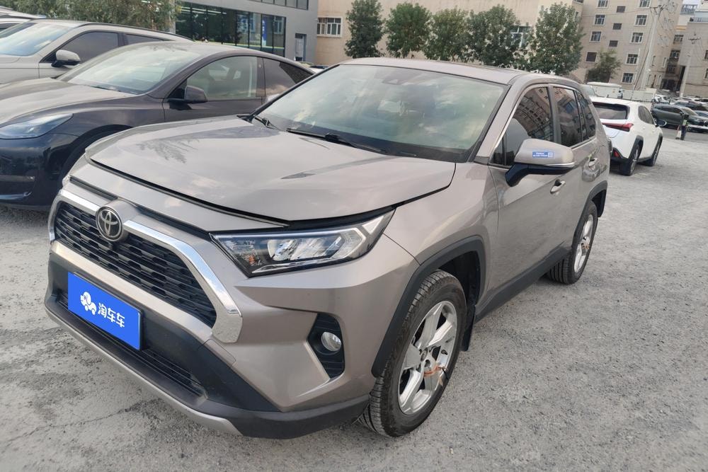 Toyota RAV4 2021 — фото автомобиля 1