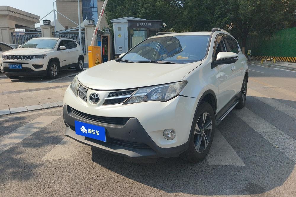 Toyota RAV4 2015 — фото автомобиля