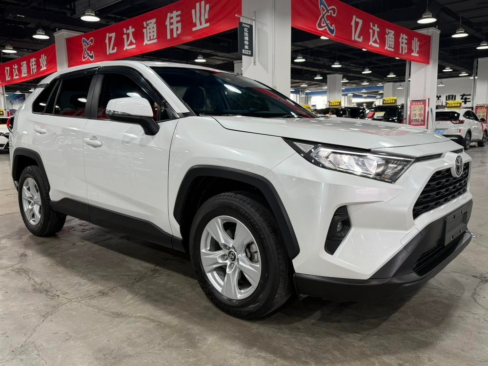 Toyota RAV4 2023 — фото автомобиля 1