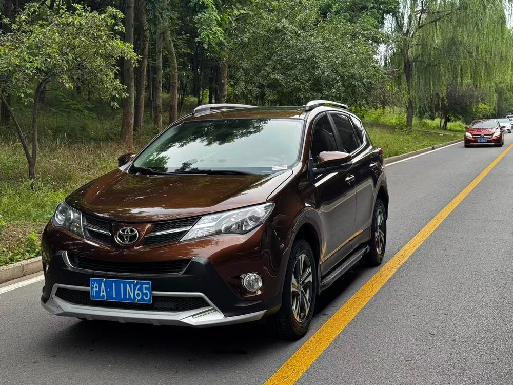 Toyota RAV4 2015 — фото автомобиля 1