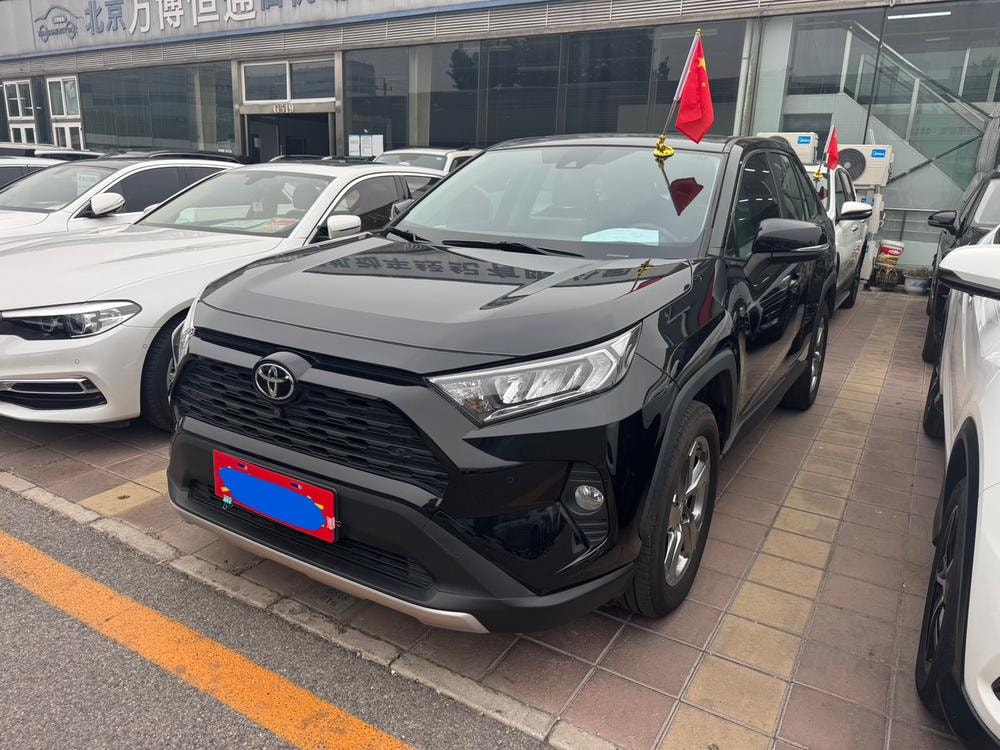 Toyota RAV4 2022 — фото автомобиля 1