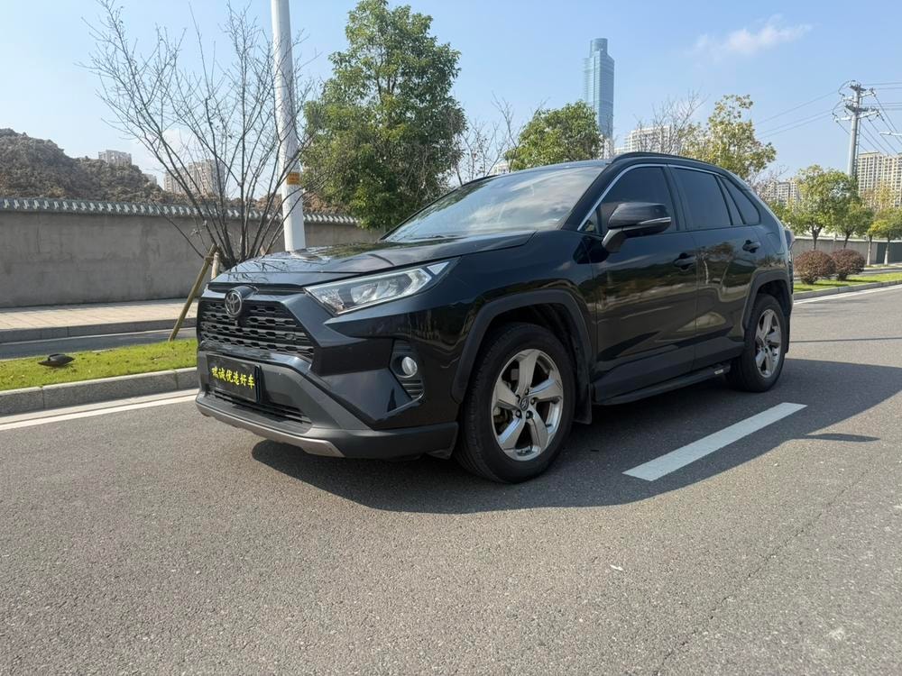 Toyota RAV4 2023 — фото автомобиля