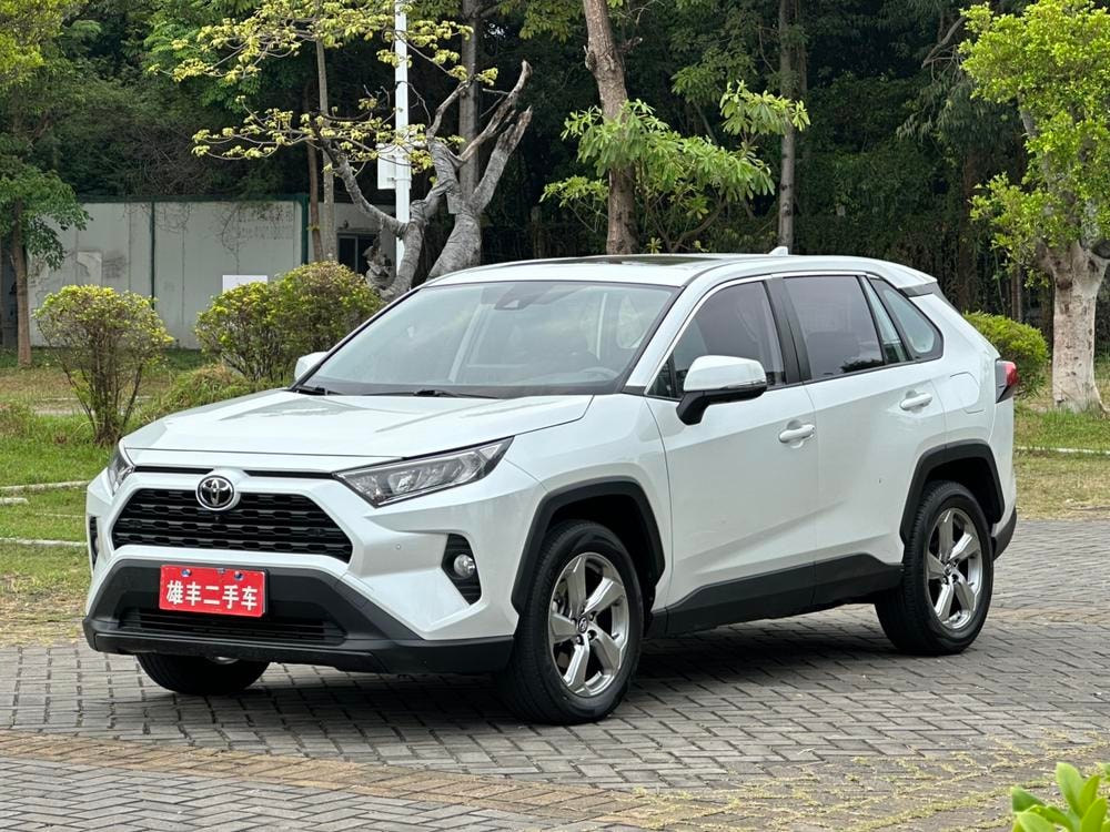 Toyota RAV4 2022 — фото автомобиля 1
