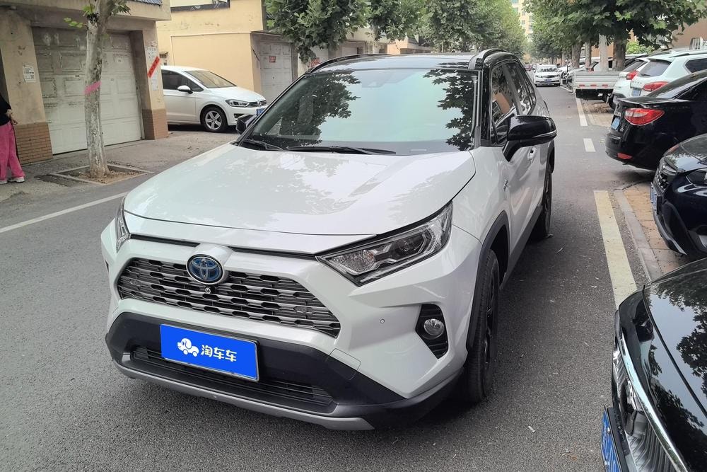 Toyota RAV4 2020 — фото автомобиля