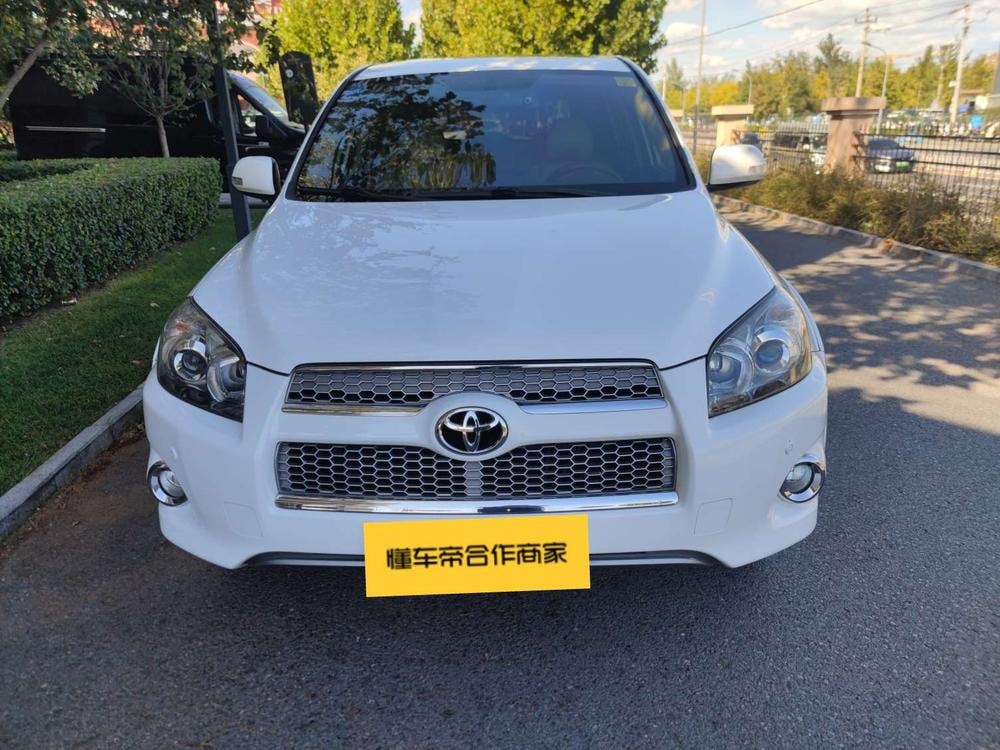 Toyota RAV4 2013 — фото автомобиля