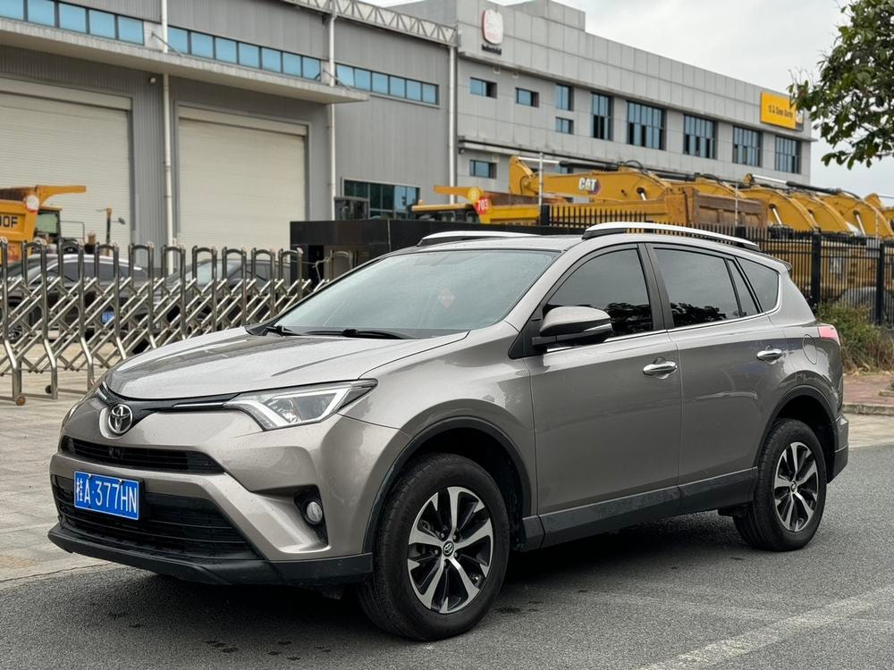 Toyota RAV4 2018 — фото автомобиля