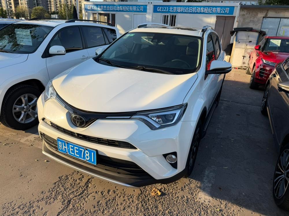 Toyota RAV4 2018 — фото автомобиля