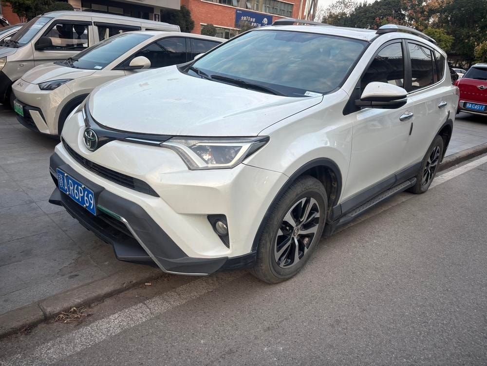 Toyota RAV4 2016 — фото автомобиля