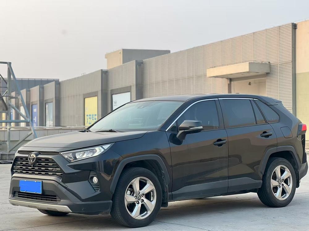 Toyota RAV4 2021 — фото автомобиля