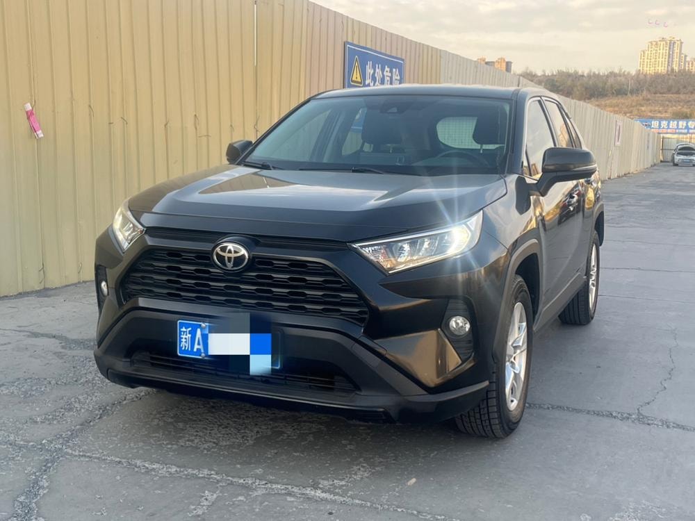 Toyota RAV4 2023 — фото автомобиля
