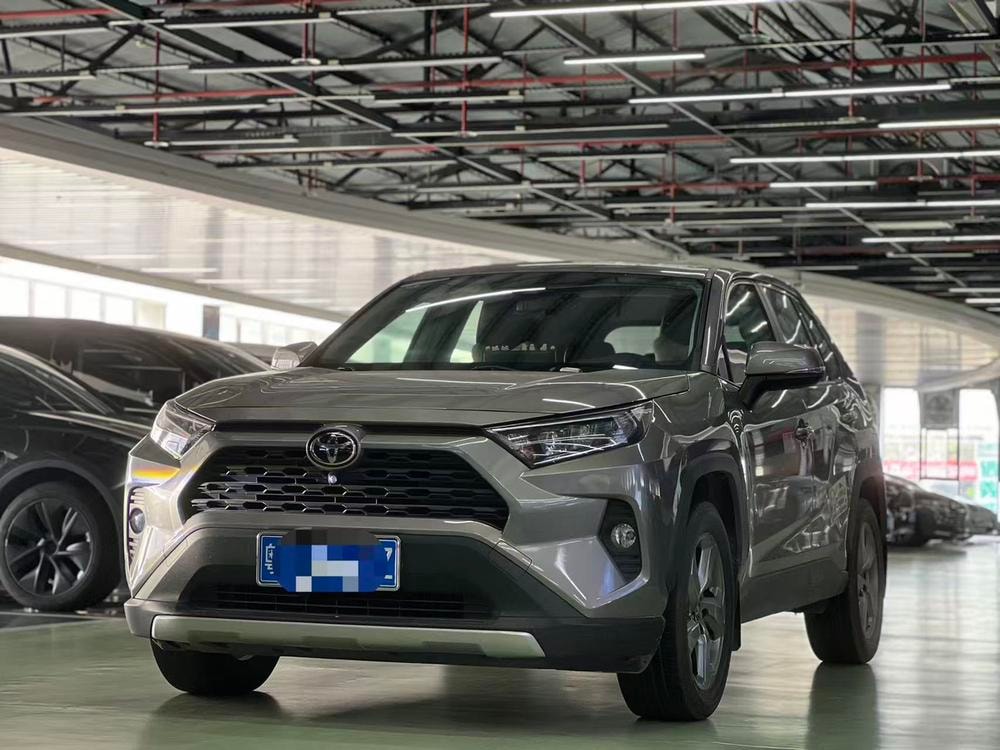 Toyota RAV4 2021 — фото автомобиля