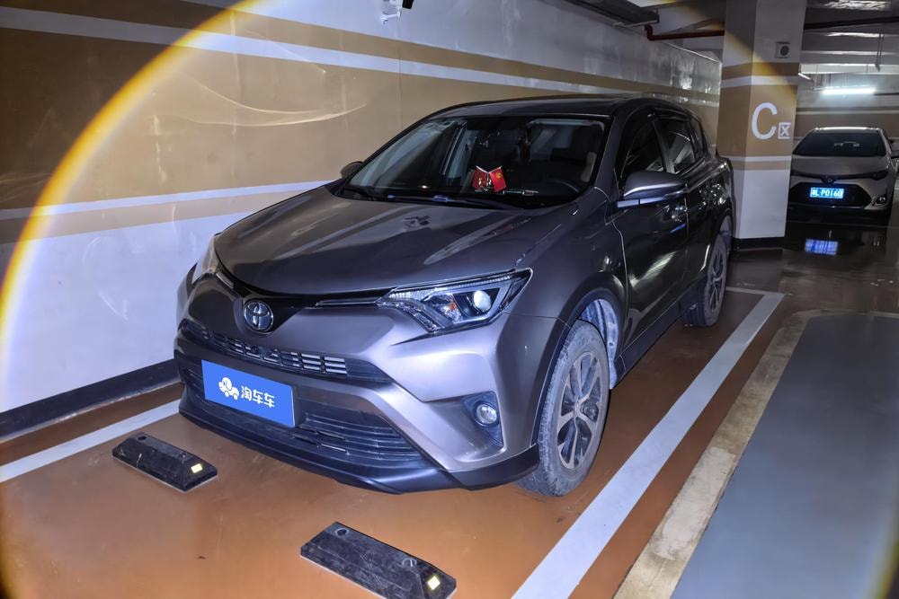 Toyota RAV4 2019 — фото автомобиля