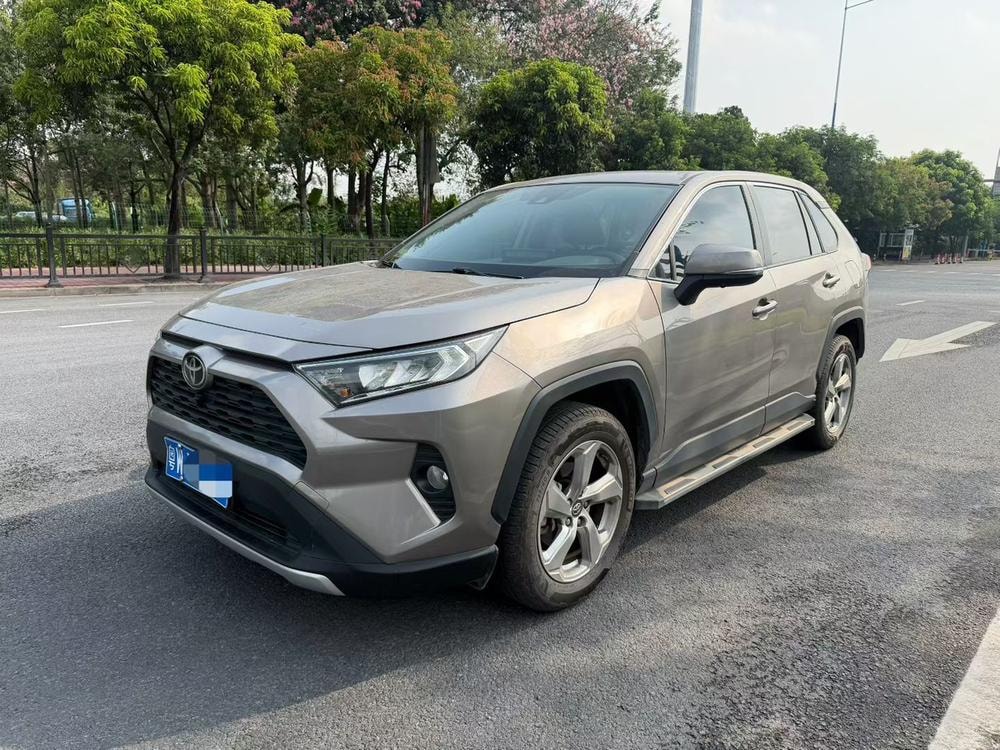 Toyota RAV4 2021 — фото автомобиля