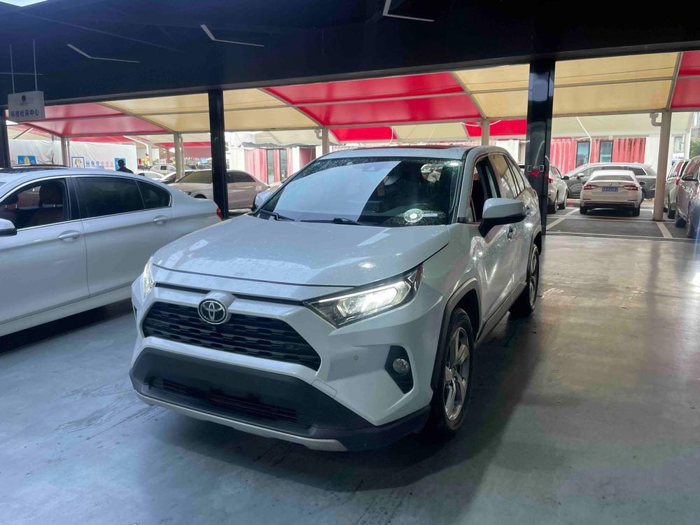 Toyota RAV4 2022 — фото автомобиля