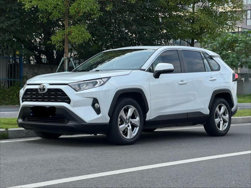 Toyota RAV4 2022 — фото автомобиля