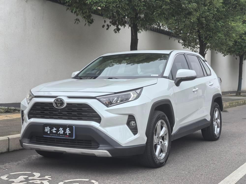 Toyota RAV4 2023 — фото автомобиля