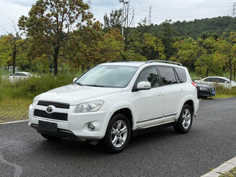Toyota RAV4 2011 — фото автомобиля