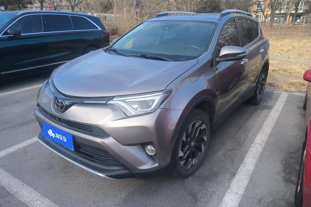 Toyota RAV4 2018 — фото автомобиля