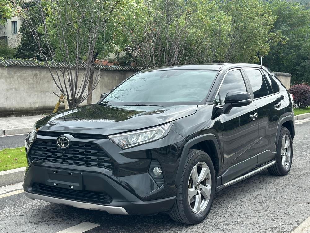 Toyota RAV4 2022 — фото автомобиля