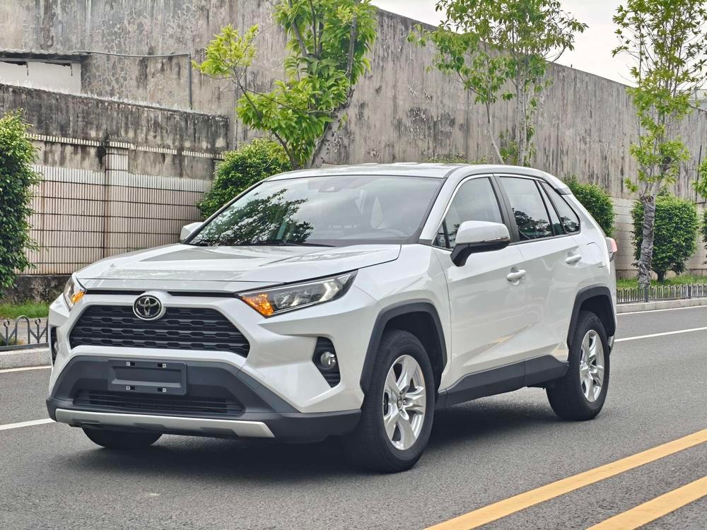 Toyota RAV4 2021 — фото автомобиля