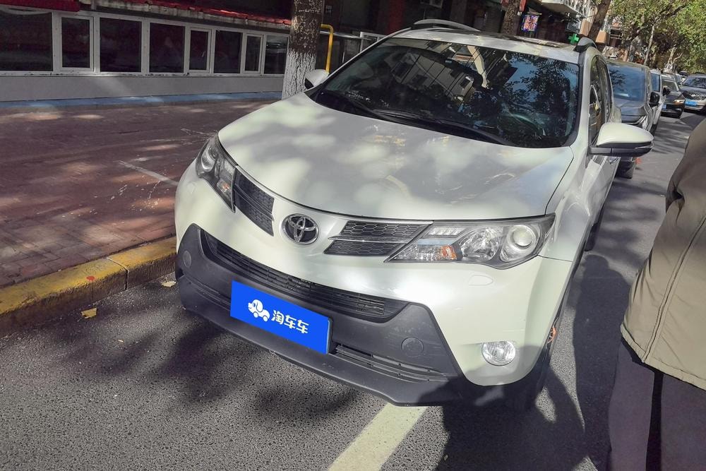 Toyota RAV4 2013 — фото автомобиля