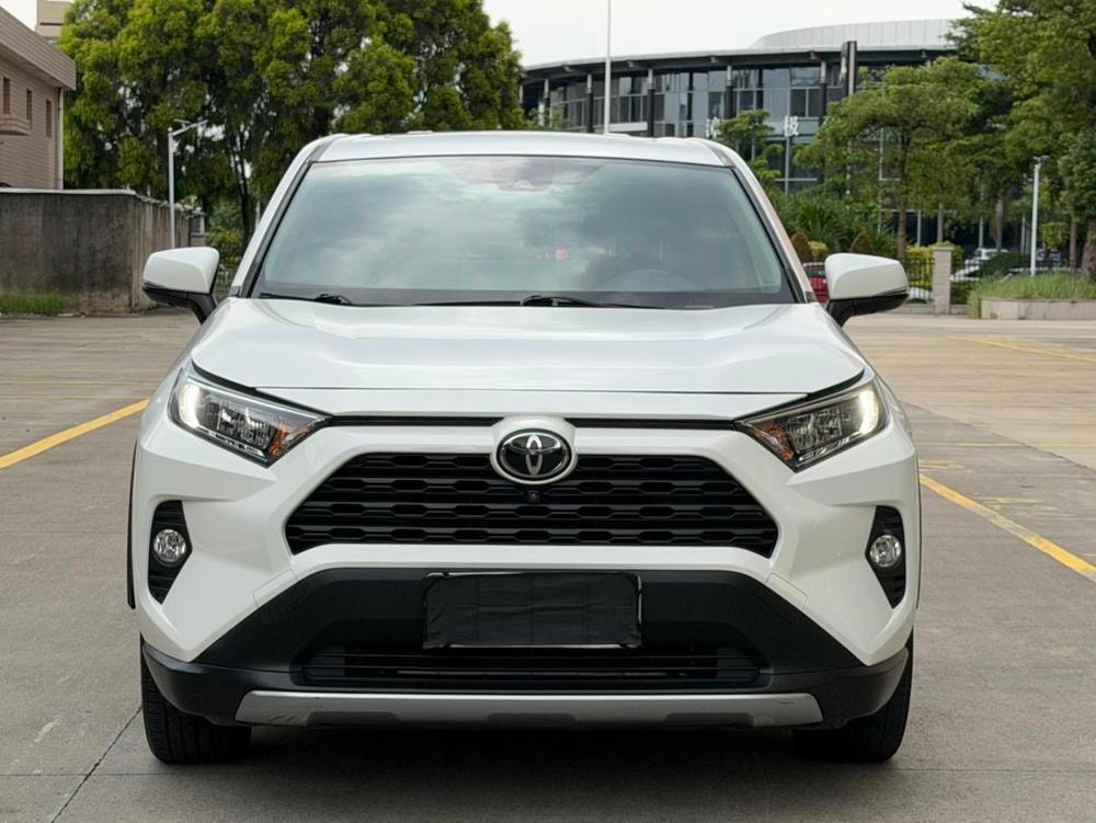 Toyota RAV4 2020 — фото автомобиля