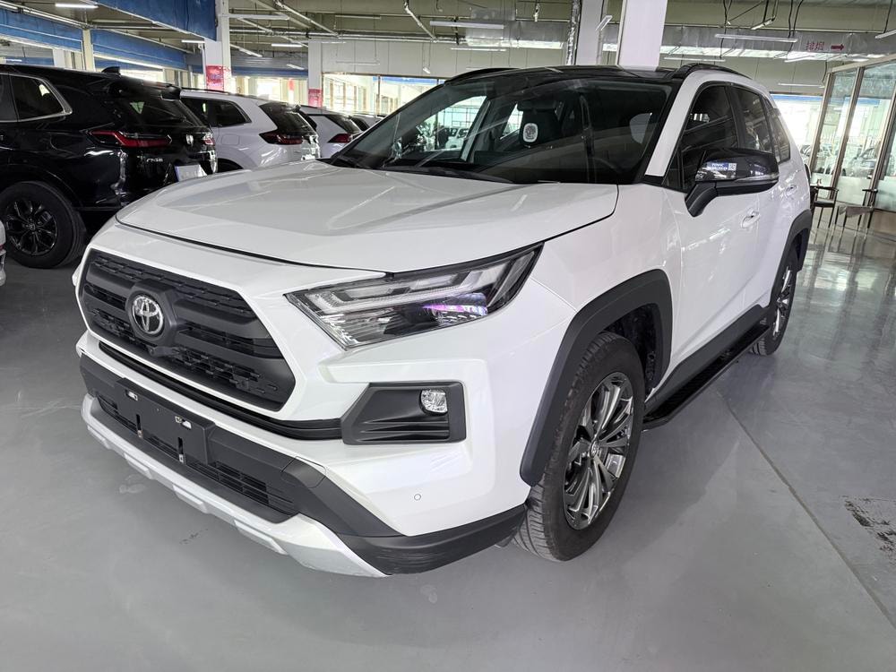 Toyota RAV4 2023 — фото автомобиля