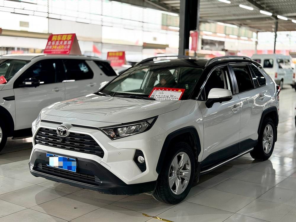 Toyota RAV4 2021 — фото автомобиля