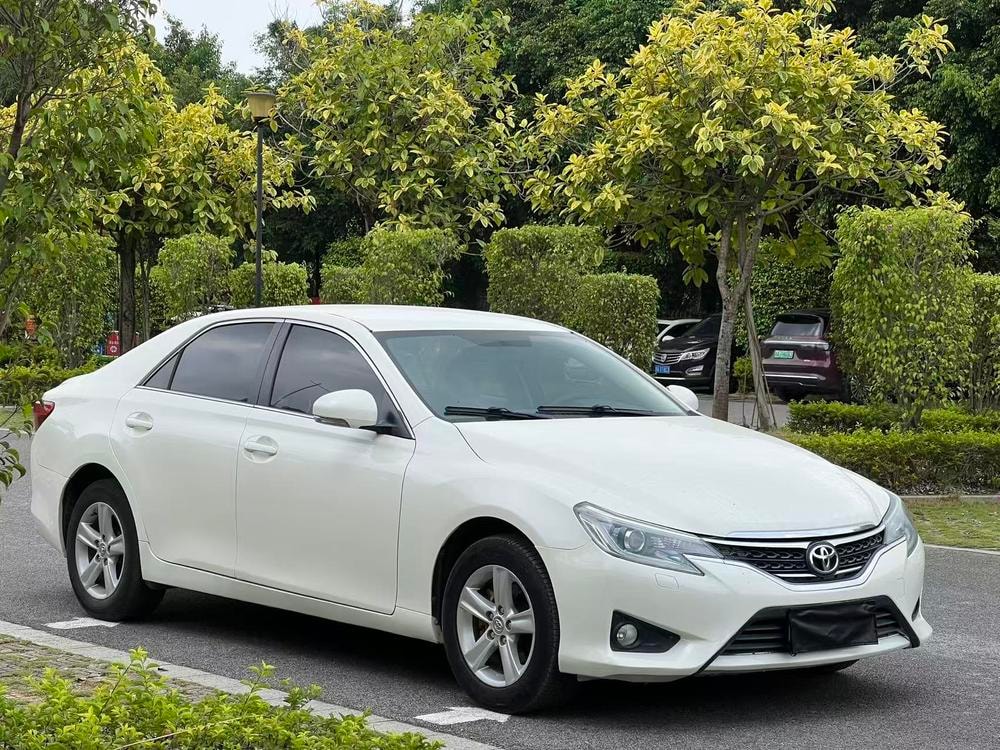 Toyota Reiz 2013 — фото автомобиля
