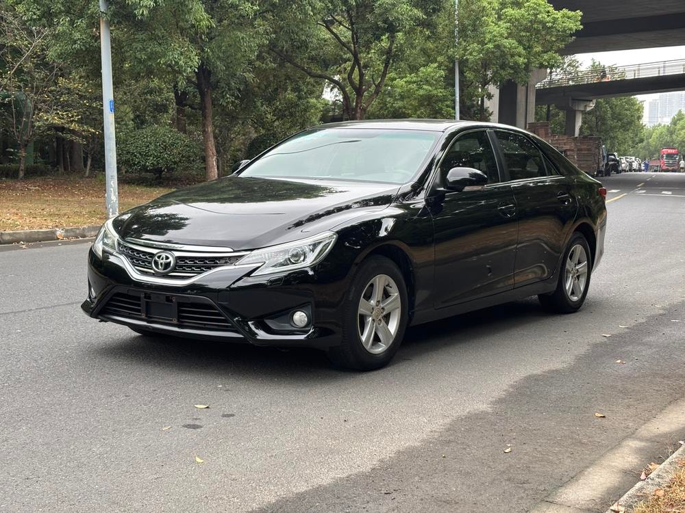 Toyota Reiz 2013 — фото автомобиля