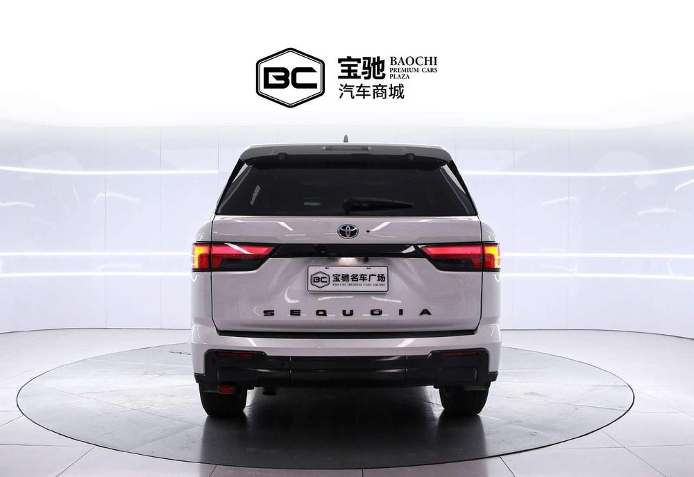Toyota Sequoia 2023 — фото автомобиля 1