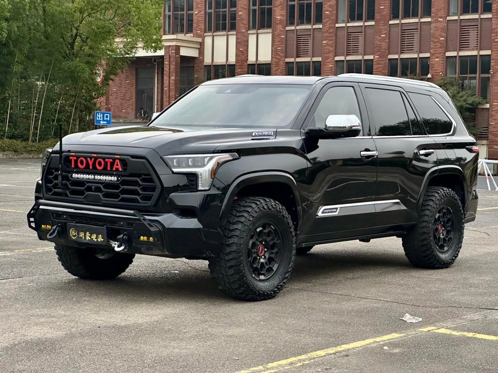 Toyota Sequoia 2023 — фото автомобиля 1