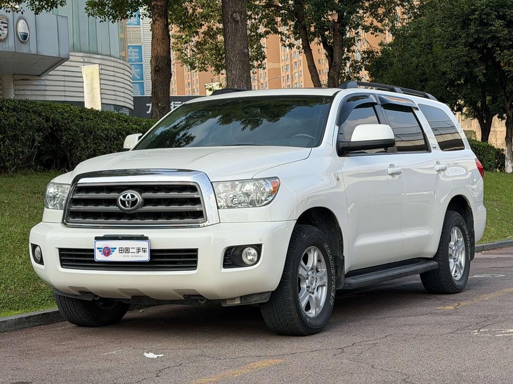 Toyota Sequoia 2014 — фото автомобиля 1