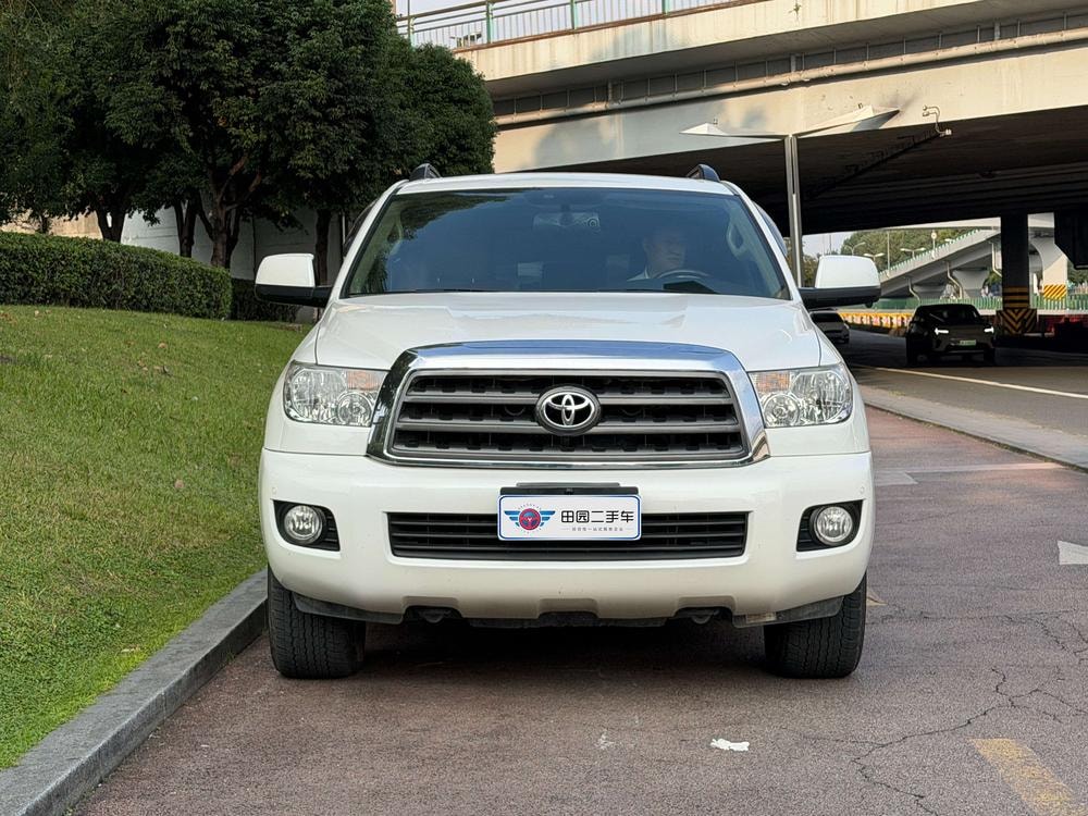 Toyota Sequoia 2014 — фото автомобиля