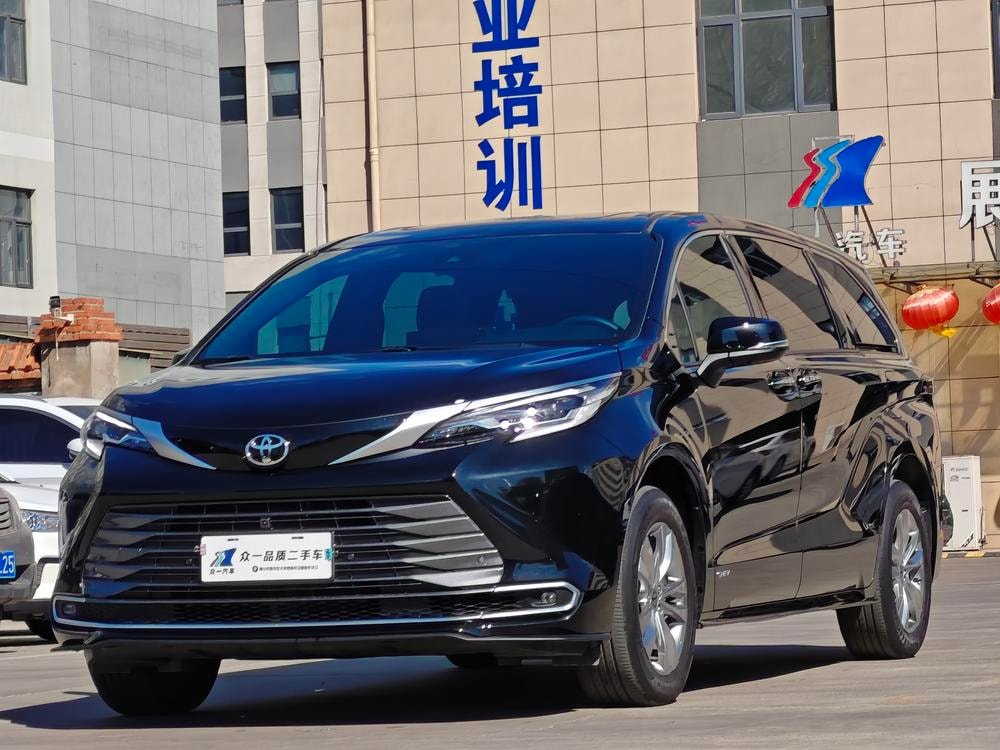 Toyota Sienna 2024 — фото автомобиля