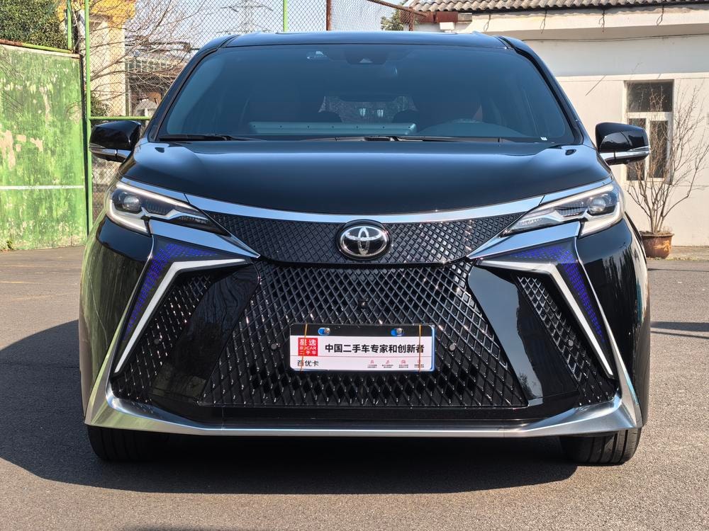 Toyota Sienna 2024 — фото автомобиля