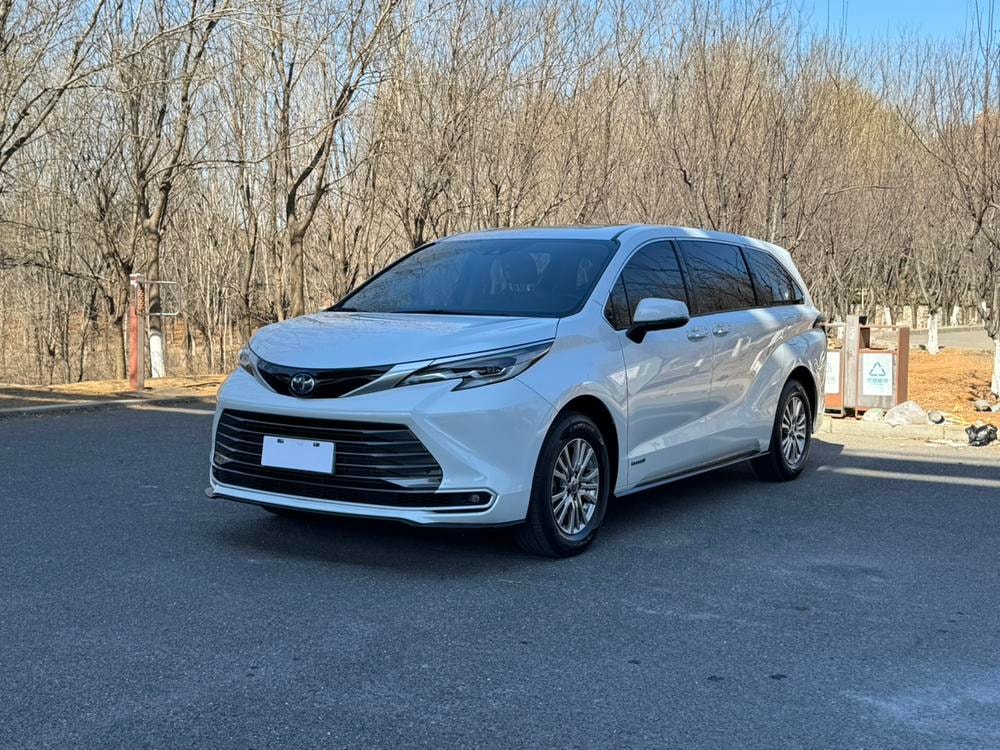Toyota Sienna 2023 — фото автомобиля