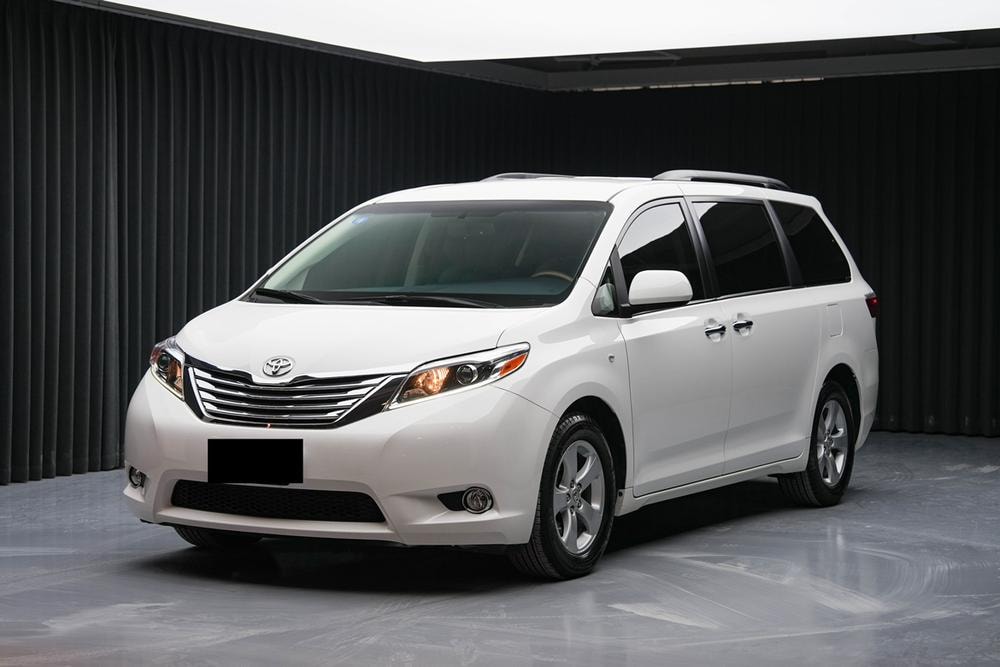 Toyota Sienna 2015 — фото автомобиля