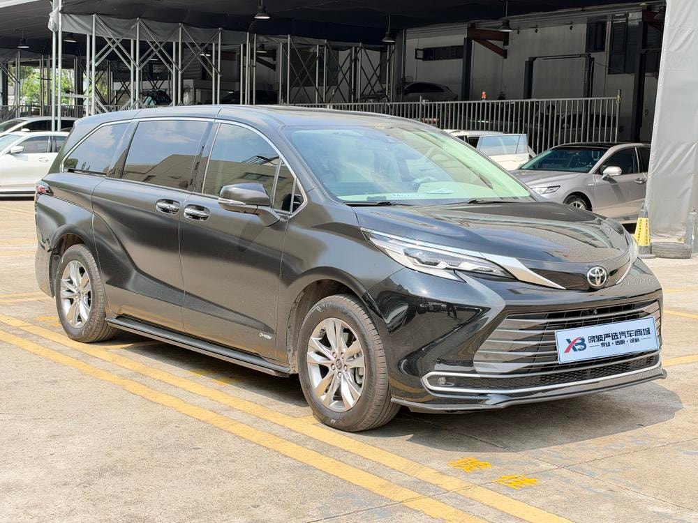 Toyota Sienna 2024 — фото автомобиля