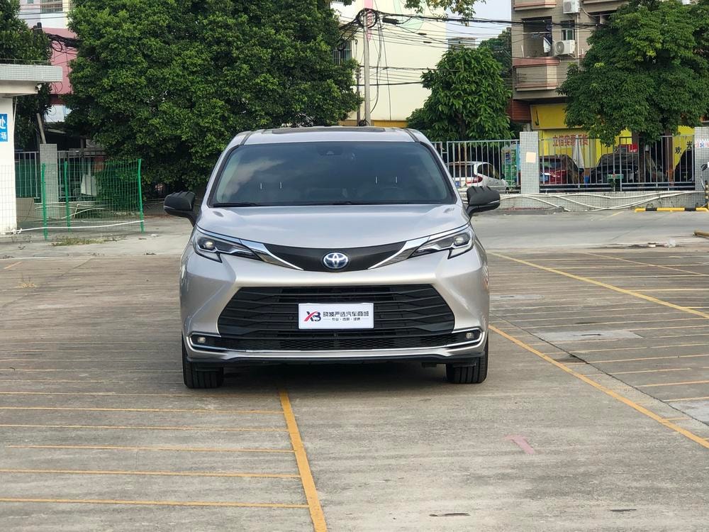 Toyota Sienna 2023 — фото автомобиля